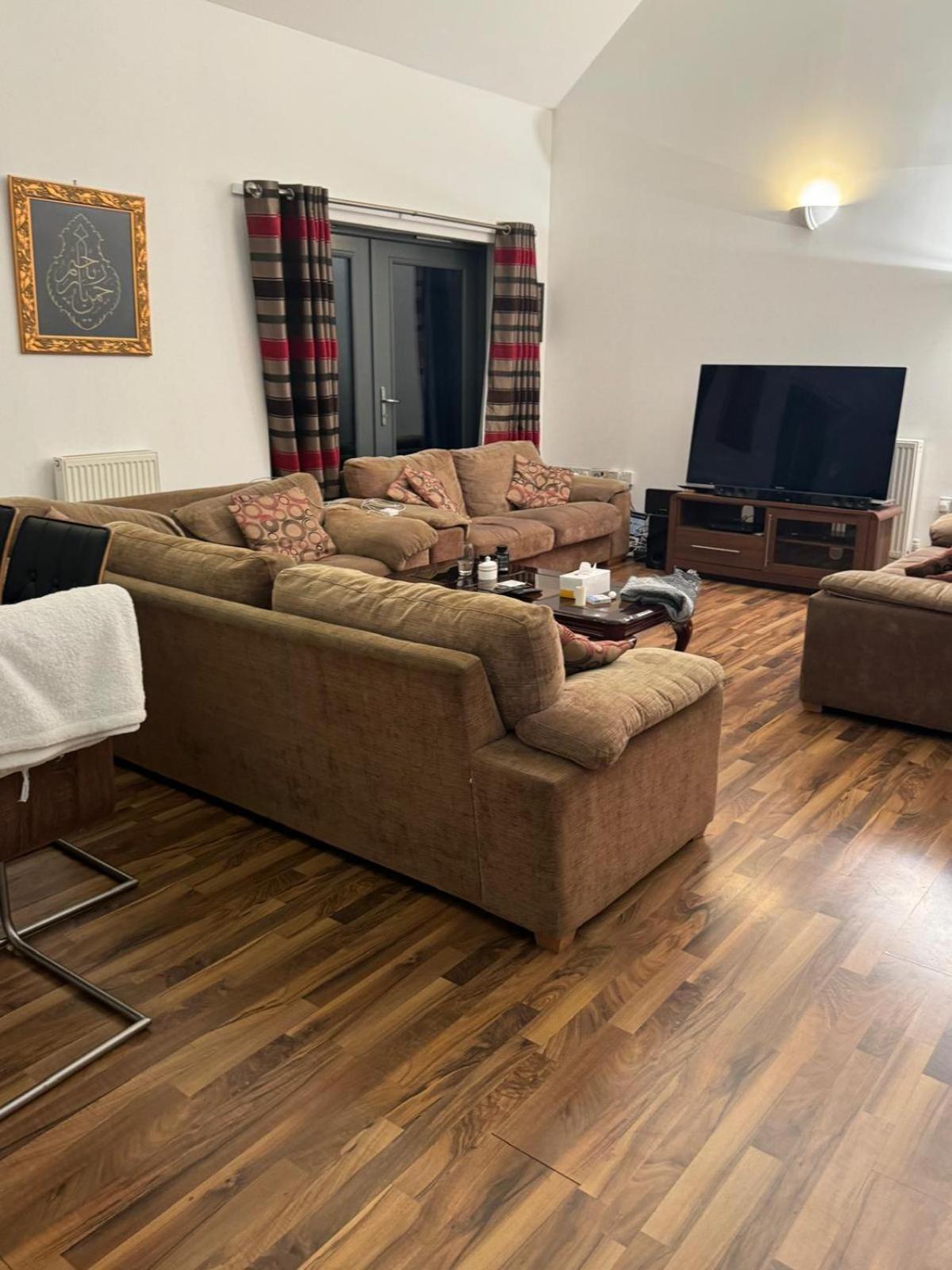 High Quality Lovely Full Flat Near The Station In *